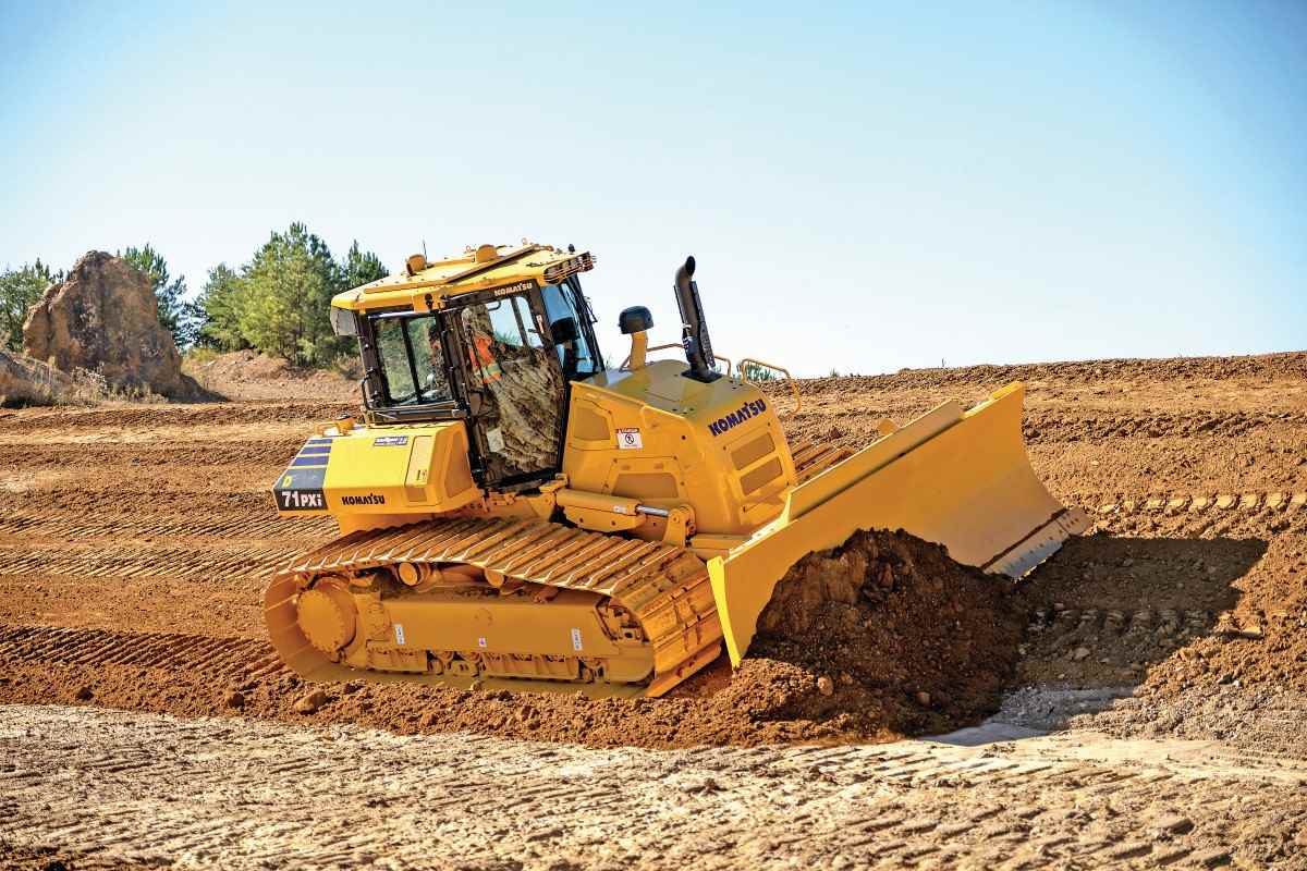 Komatsu D71 is a single mid-sized dozer that saves you time, lowers your costs and makes your new operators more effective